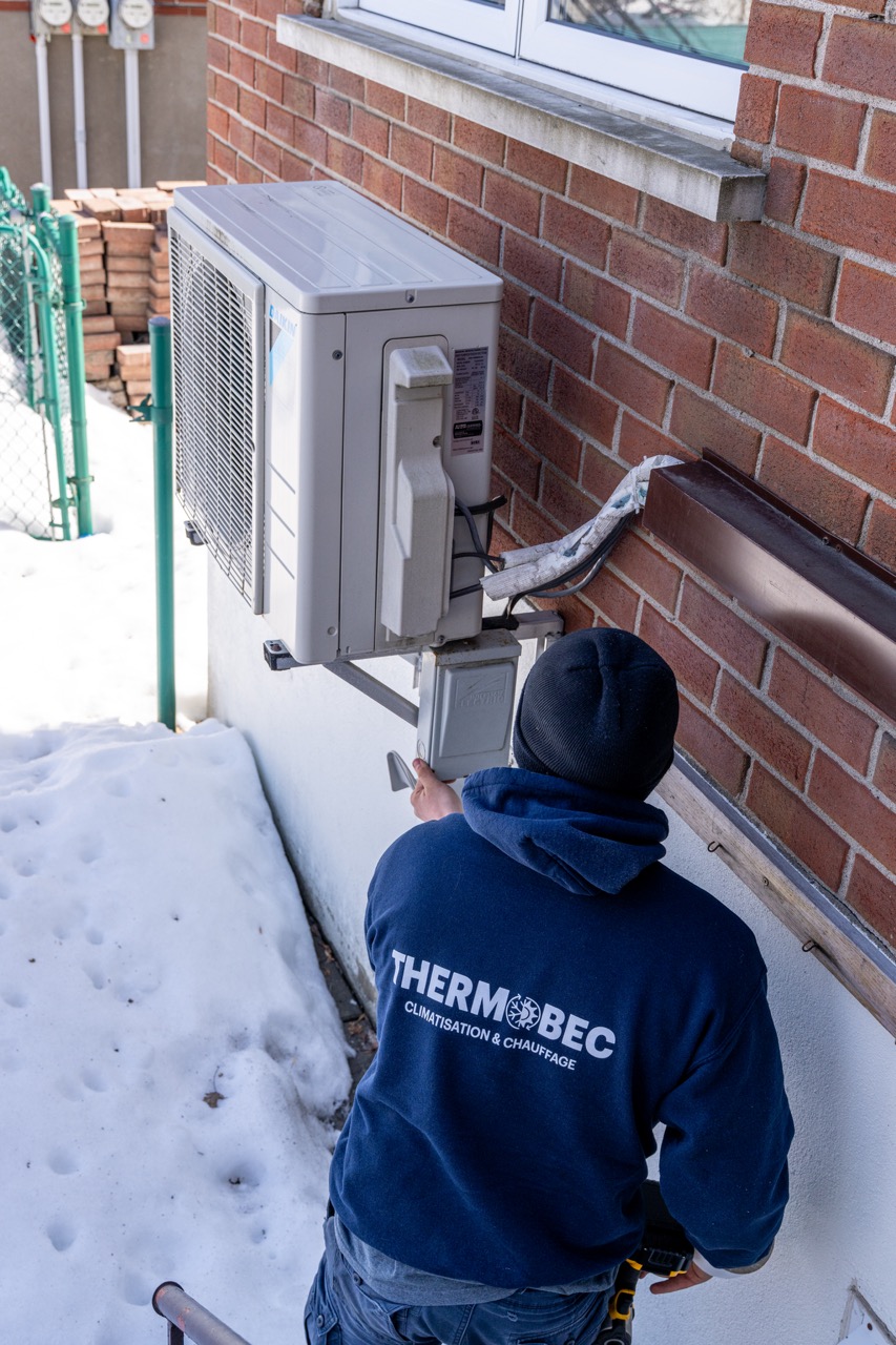 technicien qui repare un climatiseur