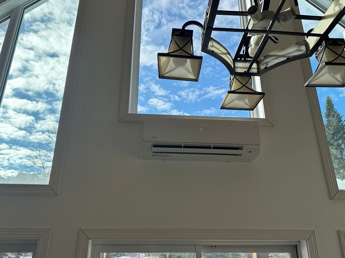 climatiseur accroche a un mur